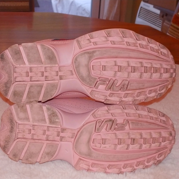 Host Pick ♥️ Fila Disruptor 2 Athletic Shoe - Picture 5 of 5